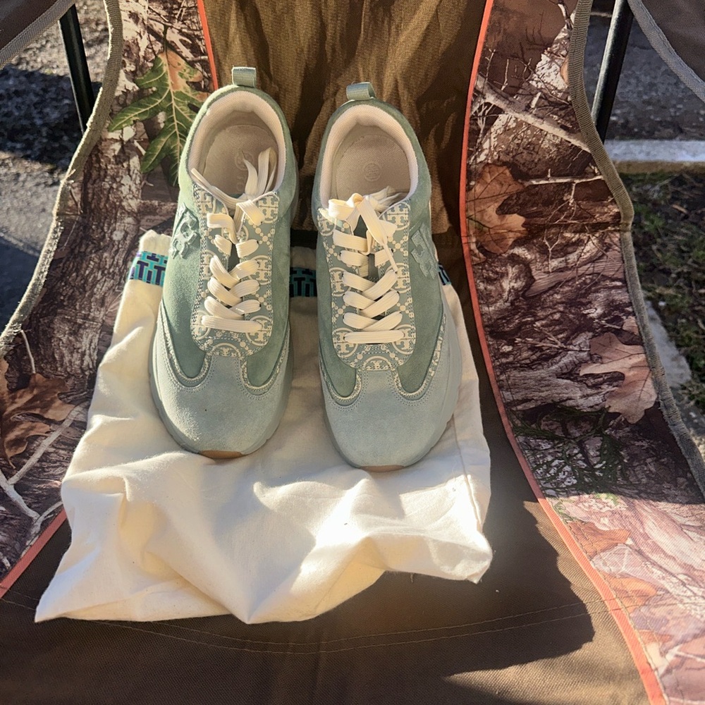EUC TORY BURCH MONOGRAM T GOOD LUCK TRAINER SNEAKER